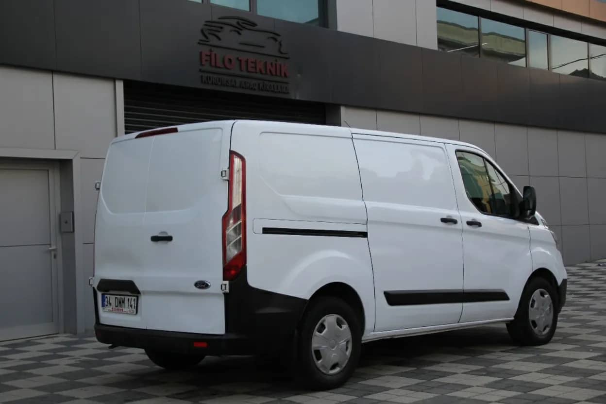 FORD CUSTOM - Thumbnail 2