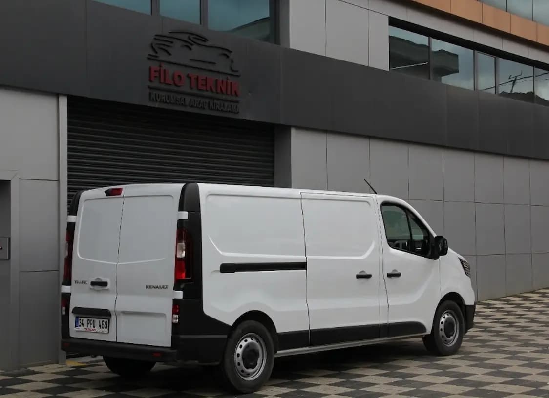 RENAULT TRAFIC - Thumbnail 2